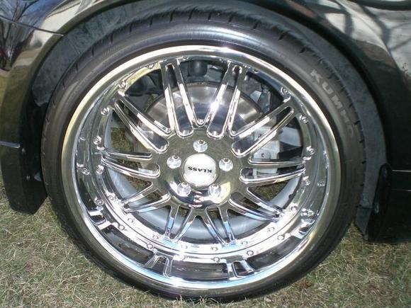 245/35/20 in the front and 275/30/20 in the back