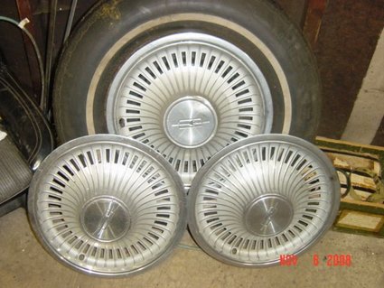 1972 - 1973 Oldsmobile Cutlass Spoke Hubcaps