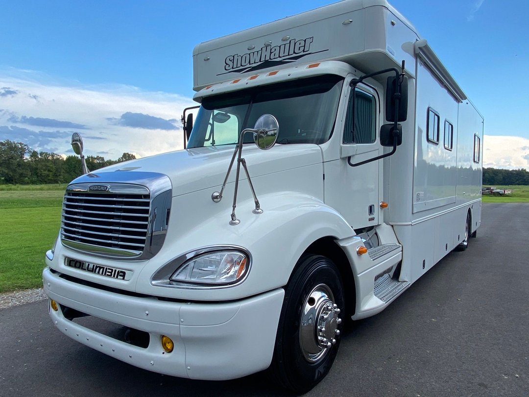 2007 ShowHauler Freightliner Motorhome Rear Bedroom for Sale in Paducah