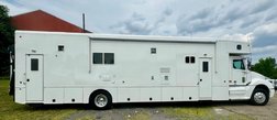 2005 Freightliner ShowHauler Toterhome 45/10 Garage Unit 