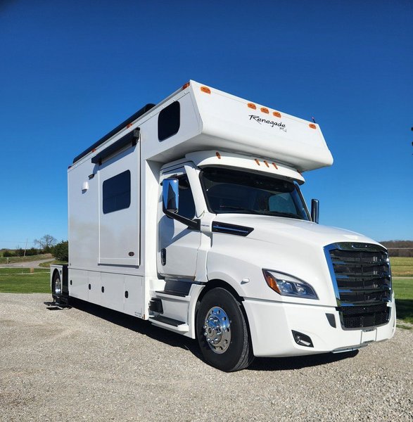 Preowned 2025 Renegade 15' Toterhome Rear Entry
