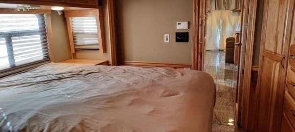 2011 Haulmark 45' Motorhome Bath & Half 2 Slides