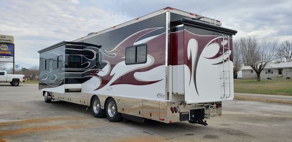 2009 Renegade 45' 3-Slide Motorhome/Toterhome