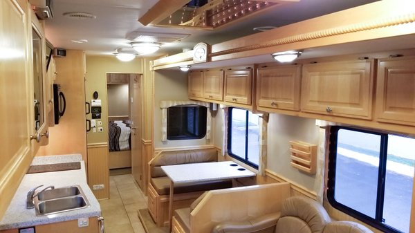 2008 Rare Pony Express on an M2 Freightliner Chassis 37'