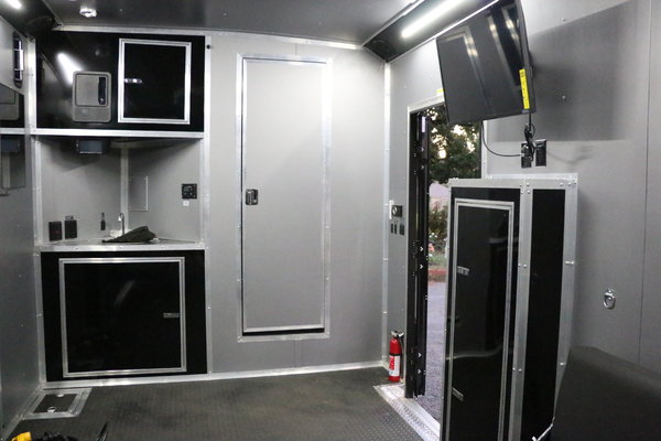 20FT ENCLOSED TRAILER WITH LIVING QUARTERS 