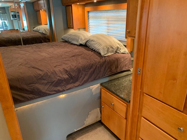 Used 2006 Chariot 40' Motorhome