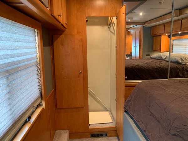 Used 2006 Chariot 40' Motorhome