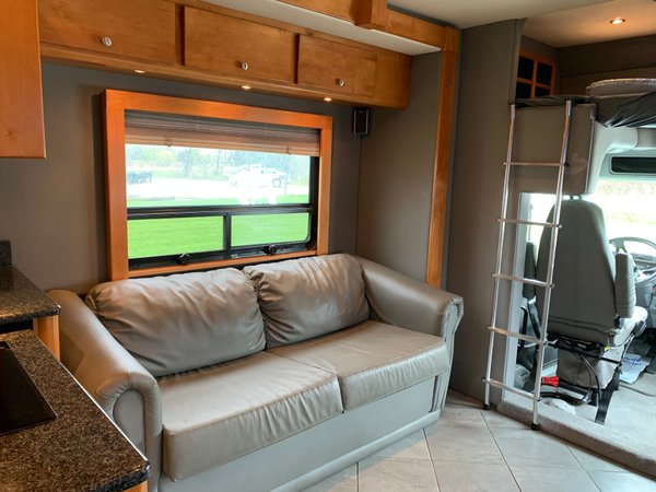 Used 2006 Chariot 40' Motorhome