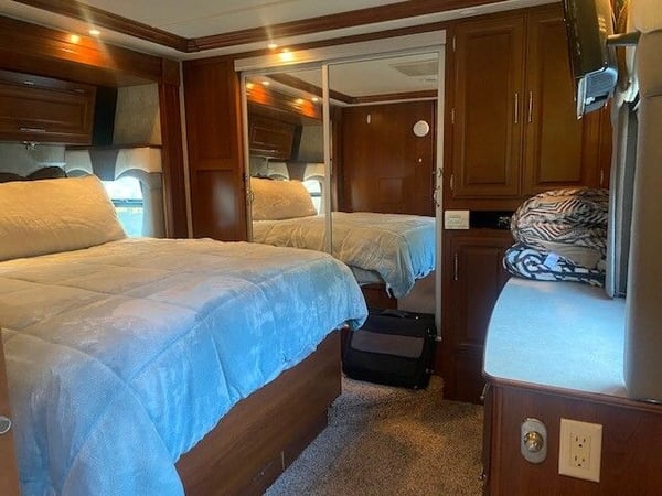 2008 Fleetwood Discovery Model 40X, 32,000 miles  for Sale $83,000 