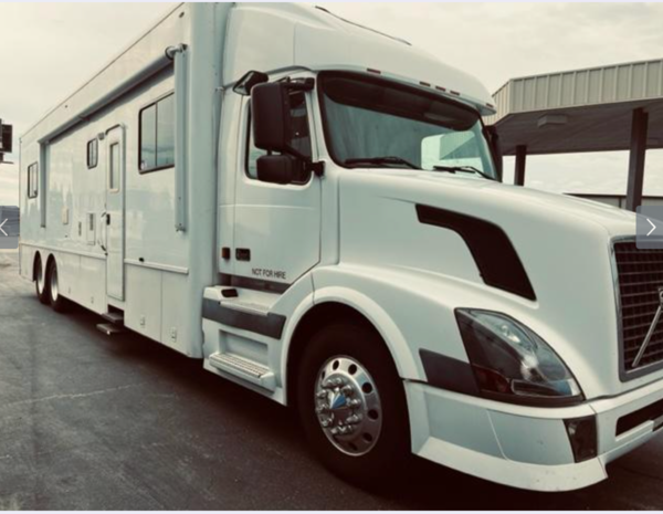 2011 Showhauler Slide Out Coach, 465HP, Auto Shift 