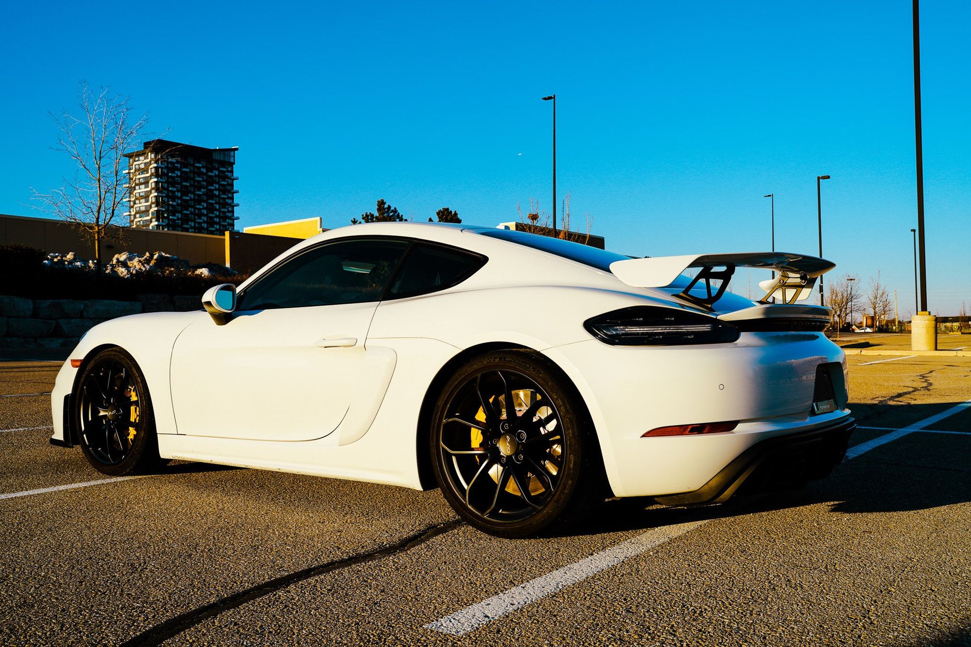 2022 Porsche 718 - 2022 718 GT4.  **Manual**, Carrera White - Used - VIN WP0AC2A86NS275315 - 6 cyl - 2WD - Manual - Coupe - White - Oakville, ON L6H0N5, Canada