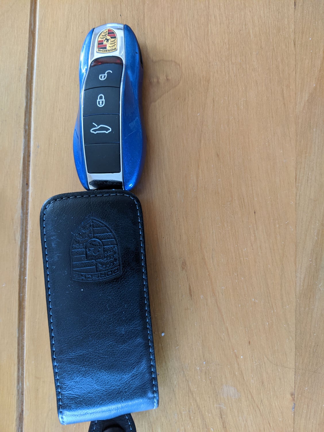Porsche Exclusive Manufaktur: Vehicle key painted with key pouch in leather