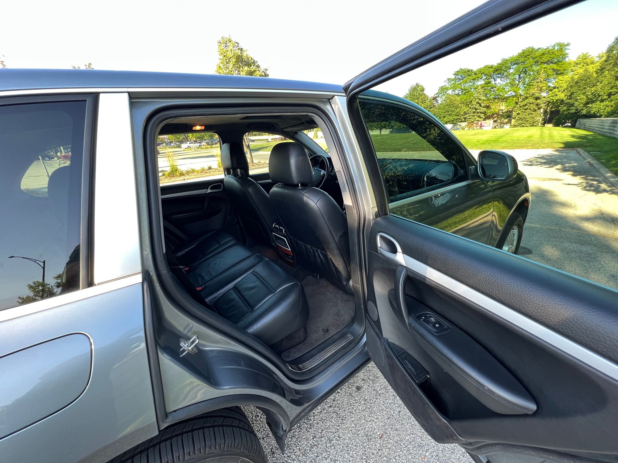 2006 Porsche Cayenne - 2006 Porsche Cayenne Base - Used - VIN WP1AA29P36LA21329 - 123,950 Miles - 6 cyl - 4WD - Automatic - SUV - Gray - Chicago, IL 60613, United States