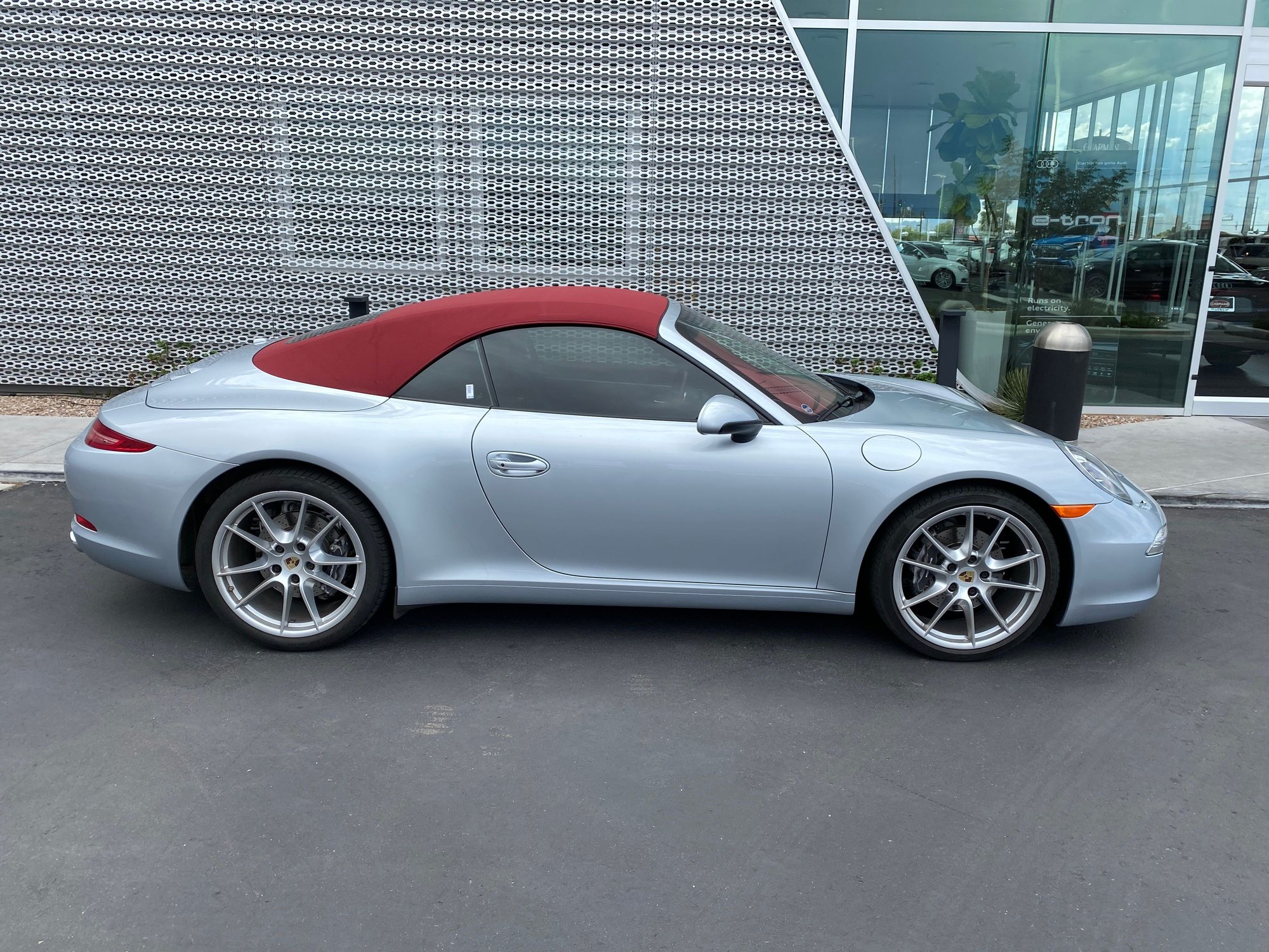 2015 Porsche 911 - 2015 911 Cab! 14,000 Miles! Extremely Clean! Beautiful Rhodium Silver/ Garnet Red - Used - VIN WP0CA2A99FS141293 - 14,401 Miles - 6 cyl - 2WD - Automatic - Convertible - Silver - Tucson, AZ 85711, United States