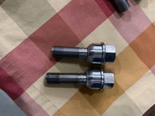 Lug bolt at top are 39mm (fronts) 
Lug bolt at bottom are 44mm (rears)