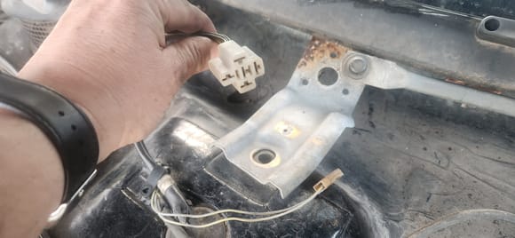 I believe this is the wiper motor connector (motor is missing)
