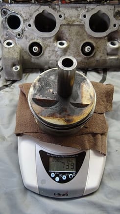 944 2.7l piston with pin; 739 gr.