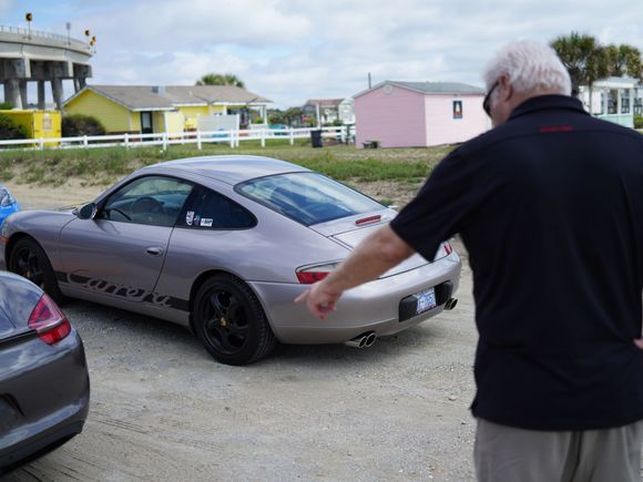 A fellow PCA member points out my tribute 73 Carrera side script. Yeah, I know it doesn't belong on a 996 but I love the look so😎. Purists likely turn up their noses but it's my car, and with the loud topgear UK valved exhaust in the open position, I feel very much the outlaw.