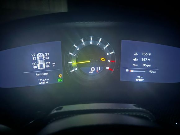 GT3Rs display - water temp, oil temp, and oil pressure on the RH side, and tire pressure and tire temp on the LH side.