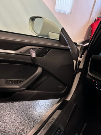 GT3 RS door trim wrapped in leather. 
