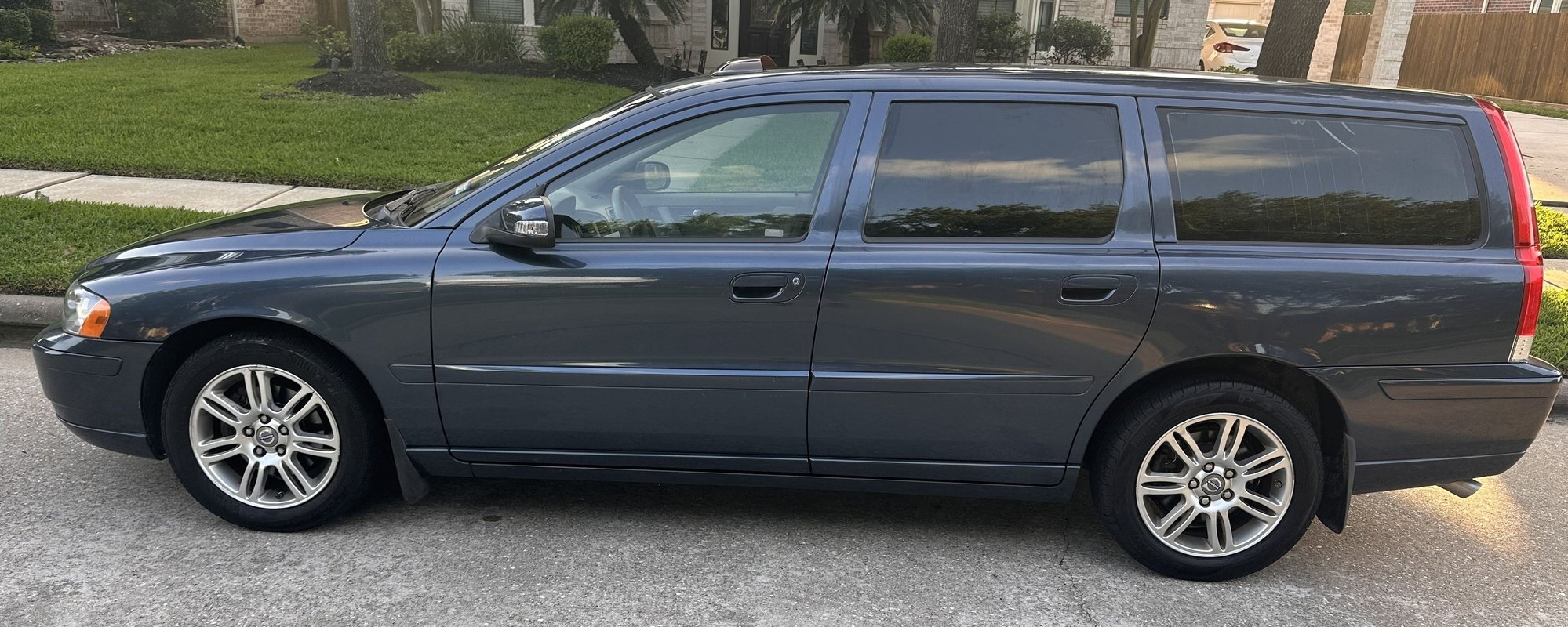 2007 Volvo V70 - 2007 Volvo V70 (P2) | 210k Mi | No Accidents | Full Service History | Texas Car - Used - VIN YV1SW612972635740 - 210,400 Miles - 5 cyl - 2WD - Automatic - Wagon - Blue - Cypress, TX 77429, United States