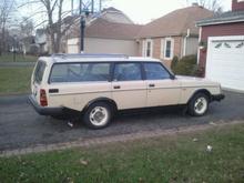 1983 volvo 245 dl (i think)