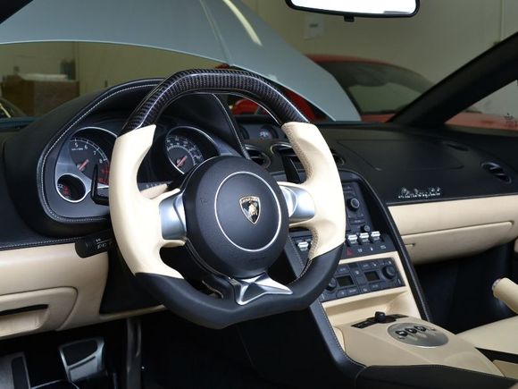 After:
Gallardo Spyder with our Carbon Sport steering wheel installed
