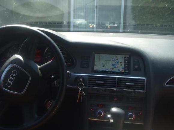Nav, bluetooth, Cd changer. Biggest complaint. No aux?? Hate my changer. Other then that i love my car.