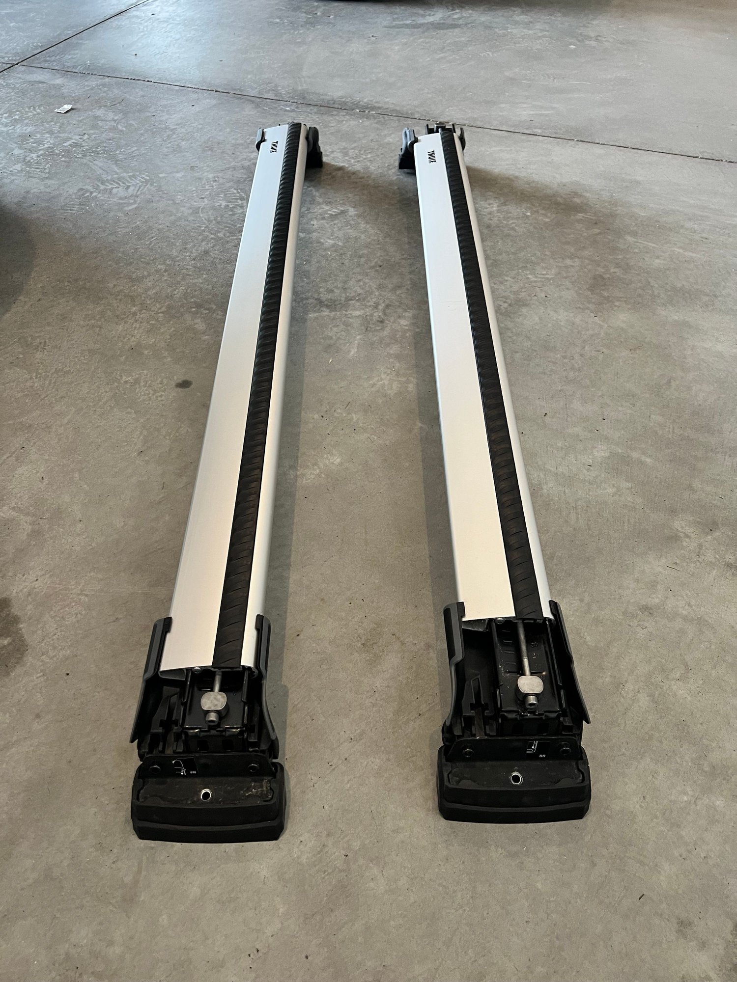 Thule AeroBlade Edge Flush Cross Bar and Foot Pack for 2019 Q7