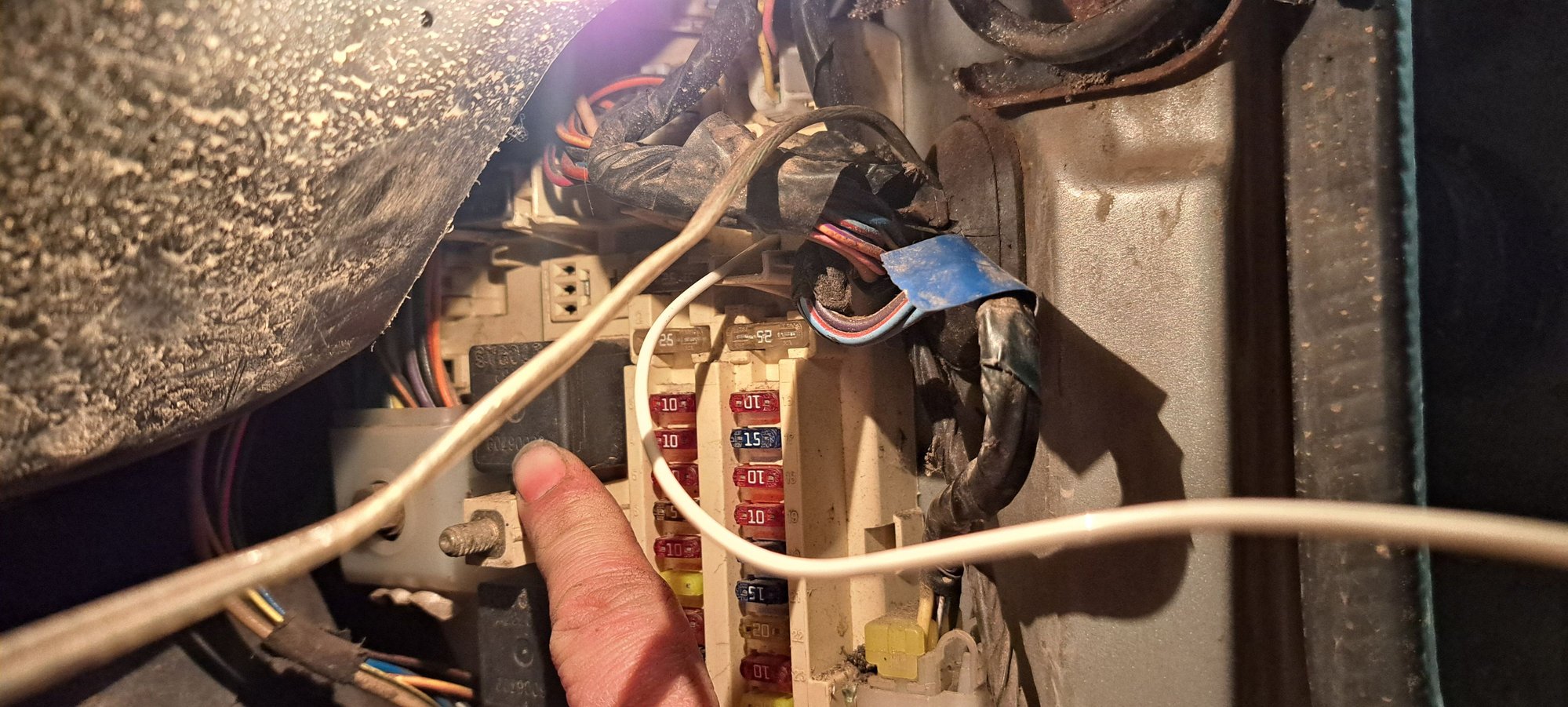 I think the pic is trying to show where i need power (white wire) and the relay that clicks when i put power to the other side of the breaker.