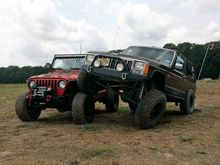 33s on 3.5" short arms RE superflex upper and lowers. Flexing on aired up 33" tires. Rear stock shackle limiting factor.