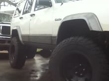 my first xj build  6 inch lift 31 inch red letter general grabbers