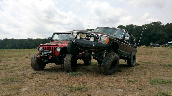 33s on 3.5" short arms RE superflex upper and lowers. Flexing on aired up 33" tires. Rear stock shackle limiting factor.