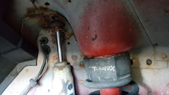 Passenger side looks like it has some rust to be dealt with on the shock