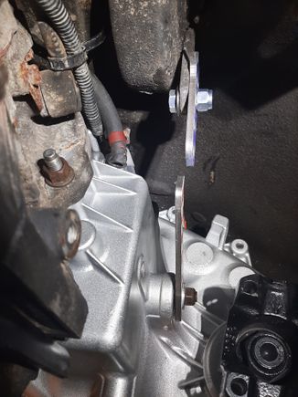 Yoy can see here that the linkages are not on the same plane anymore and Azzy displays their product and sandwiching outward. The turnbuckle is fully articulated but I do not like it regardless. 