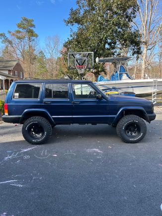 31x10.50r15 on -21mm offset 8” wide wheels. 3” BDS full Leaf Kit with Fox 2.0 shocks