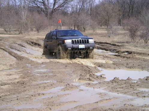 Grand Cherokee coming out of the mud pit, it looked deeper then it really was, thats what is great about Cliff's, it has so many different places to explore.