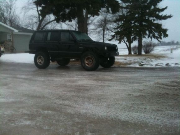 4-5'' lift in the rear 2-3'' in the front