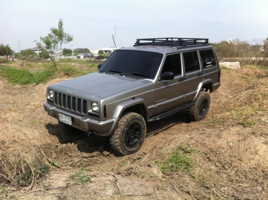Rubicon 3.5 " Express
2001 XJ
Pro Comp ES1000 Shocks
Maxxis 764 Mud  30/9.5/15