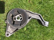 Old front mount, the bottom is to the left note the wear marks from the centre bolt pin to the rubber.