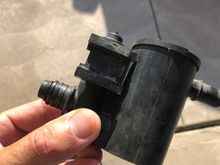 The seal in the port above my thumb, pointing to the left.