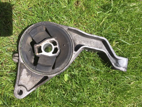 Old front mount, the bottom is to the left note the wear marks from the centre bolt pin to the rubber.