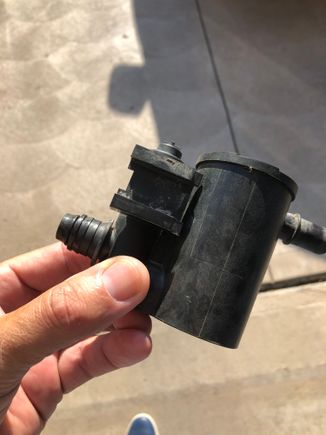 The seal in the port above my thumb, pointing to the left.