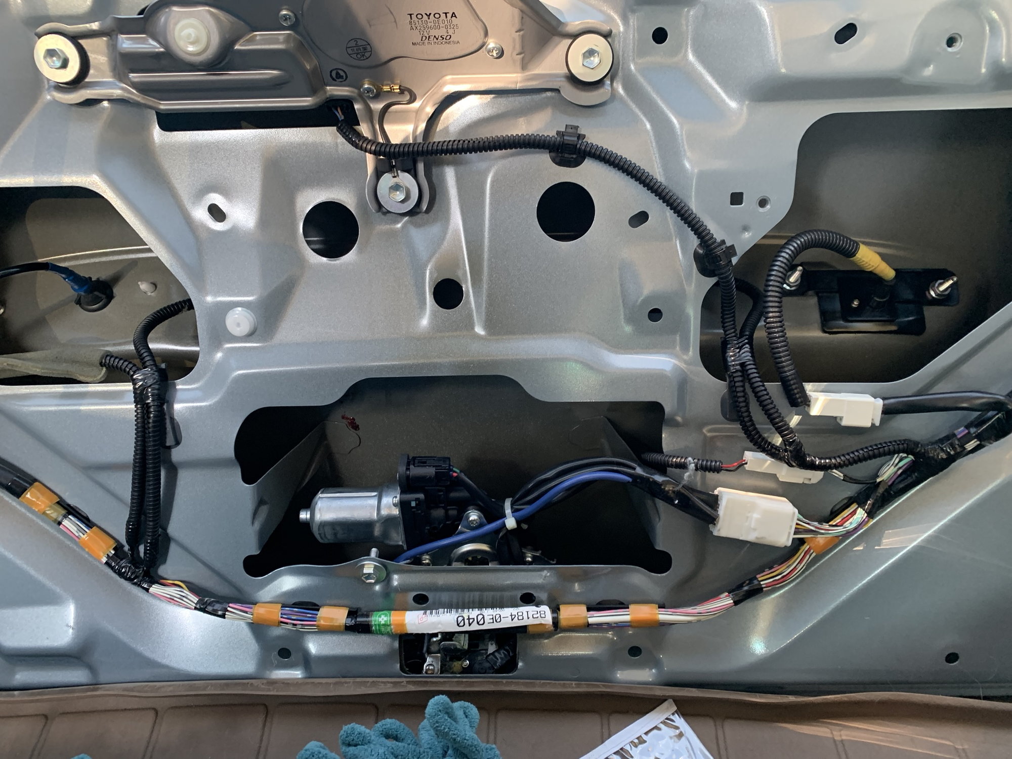 Cannot open rear hatch (liftgate) at all – jammed release mechanism