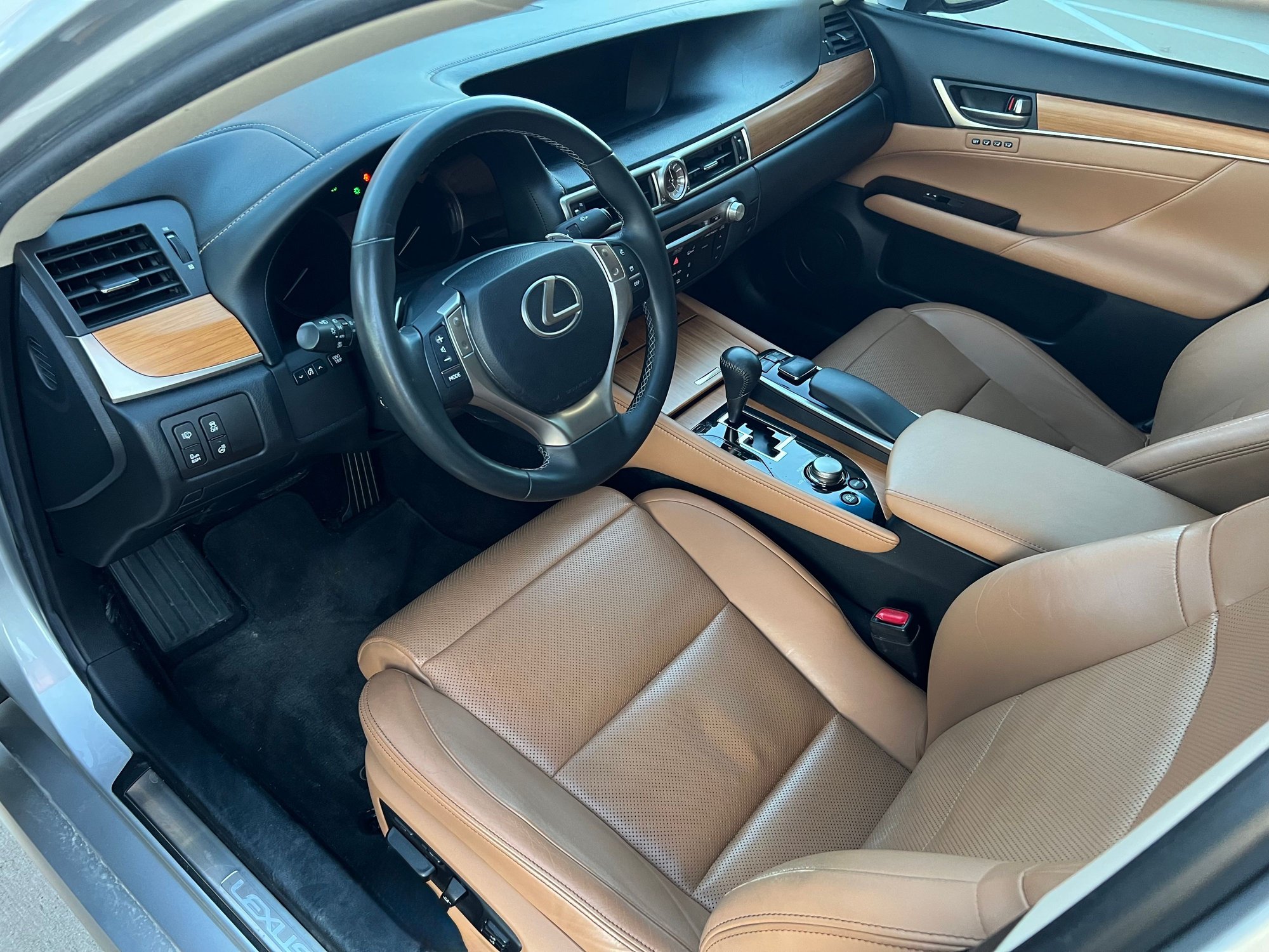 Swapped the wood steering wheel for a leather one.