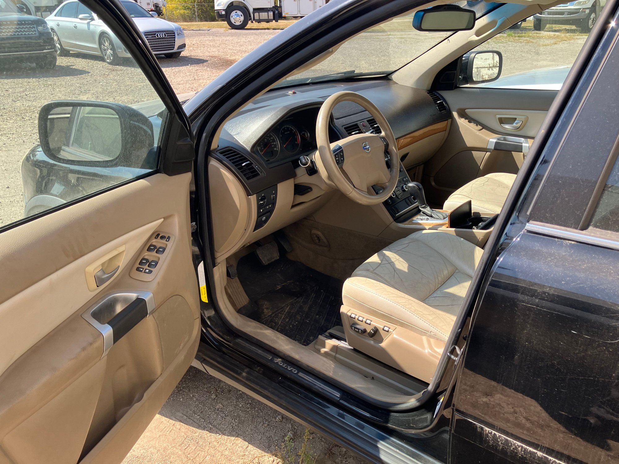 Only major issue is the interior color, I hate light interiors for the most past and this one is quite badly worn 