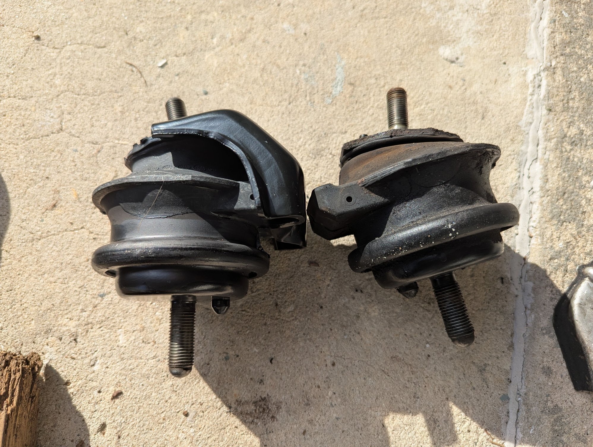 Passenger engine mount, new one on the left