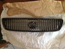 JZS160/161 Black Chrome/Pearl grill with Black Pearl Lexus Emblem.