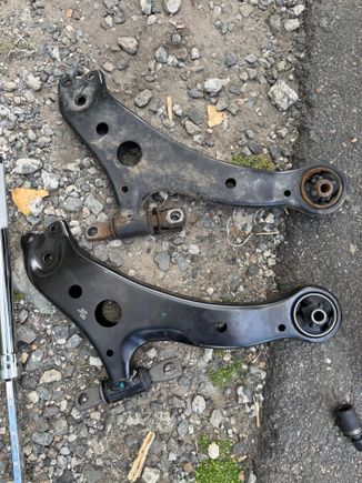 Lower control arms: original vs Delphi
