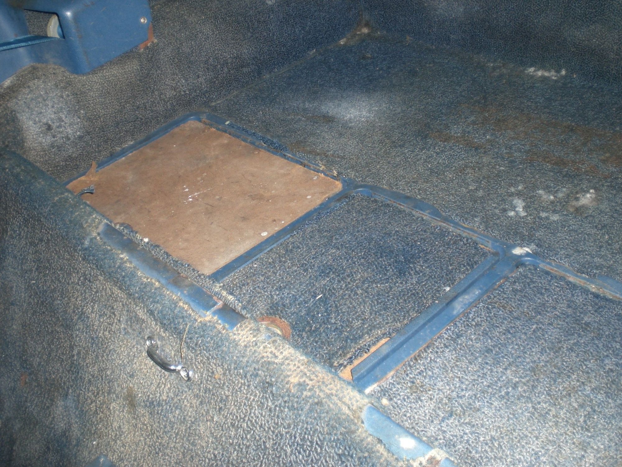 Shoulder belt reel on inner RR wheel well hump